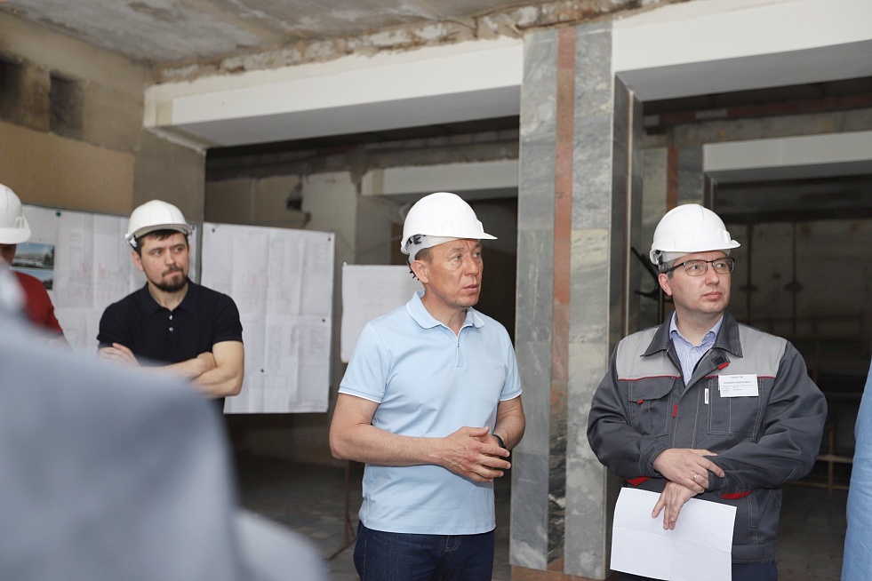 Новый кампус: Рамиль Муллин ознакомился с ходом капремонта здания НХТИ